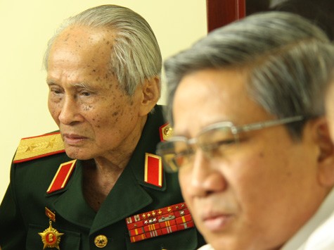 Trung tướng Nguyễn Quốc Thước và ông Nguyễn Minh Thuyết tại một buổi Giao lưu TT với độc giả báo Giáo dục Việt Nam